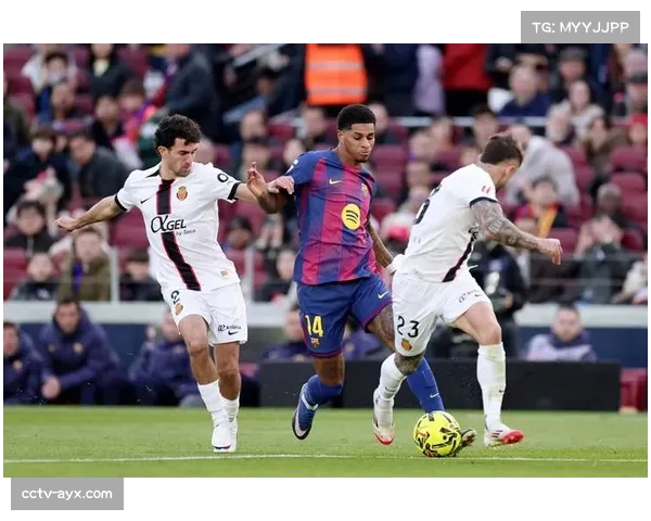 战术板：巴萨如何应对巴黎圣日耳曼的肋部渗透与边中结合